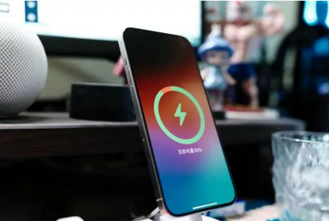 城东苹果15换屏服务分享用什么充电器给iPhone15充电更好 
